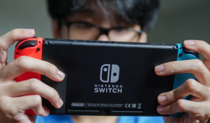 NintendoSwitch如此受欢迎的部分原因是由于您可以将其挂接到电视上或在旅途中随身携带